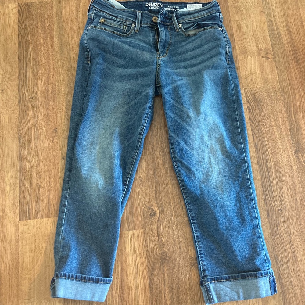 Medium wash Levi capri